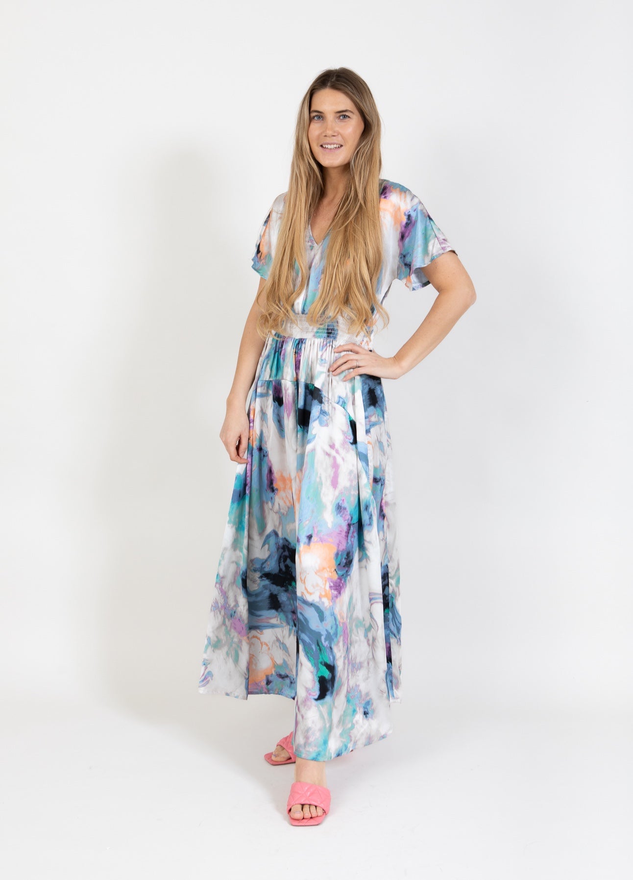 Coster Copenhagen KJOLE MED RYNKET TALJE I SWIRL PRINT Kjole Swirl print - 932