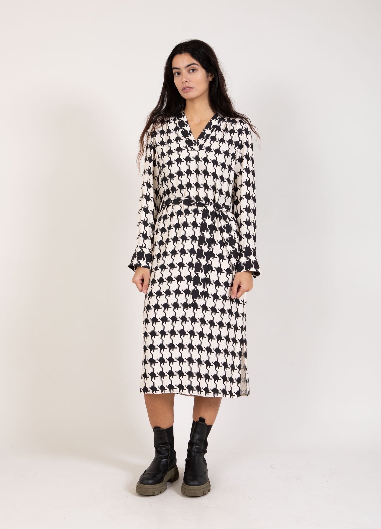 Coster Copenhagen LANG KJOLE I HOUNDSTOOTH PRINT Kjole Houndstooth mix print - 901