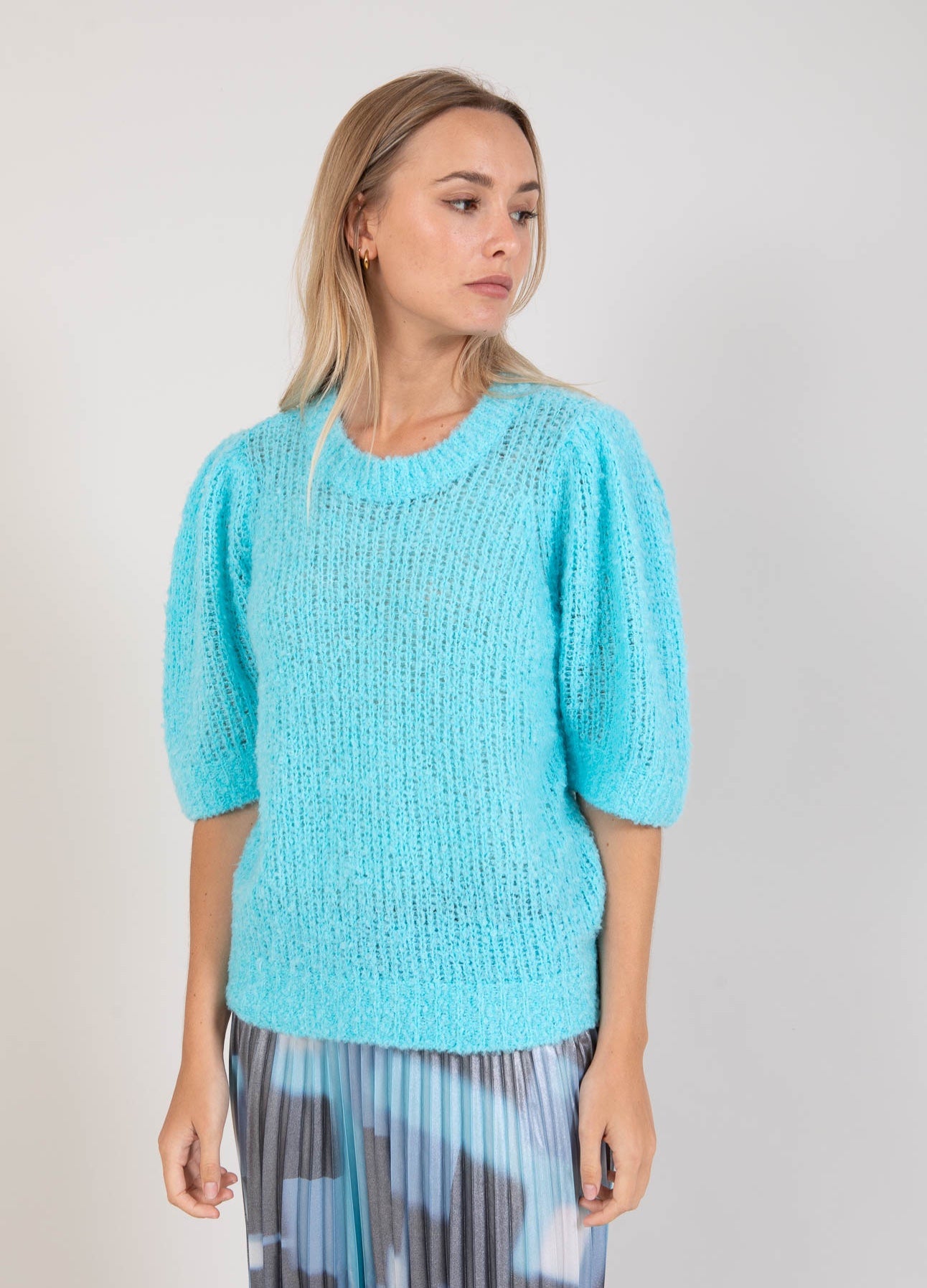 Coster Copenhagen STRIK MED PUFÆRMER I BOUCLÉ Knitwear Aqua blue - 585