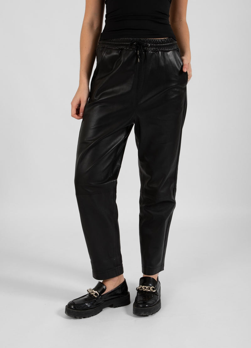 Coster Copenhagen  AFSLAPPEDE LÆDERBUKSER - SILLE PASFORM Pants Black - 100