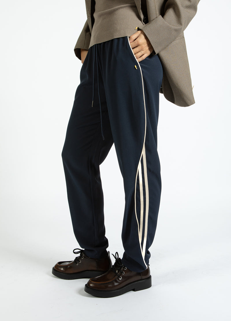 Coster Copenhagen AFSLAPPEDE SPORTY BUKSER - SILLE PASFORM Pants Navy/off white - 566
