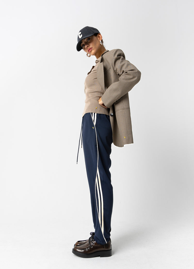 Coster Copenhagen AFSLAPPEDE SPORTY BUKSER - SILLE PASFORM Pants Navy/off white - 566
