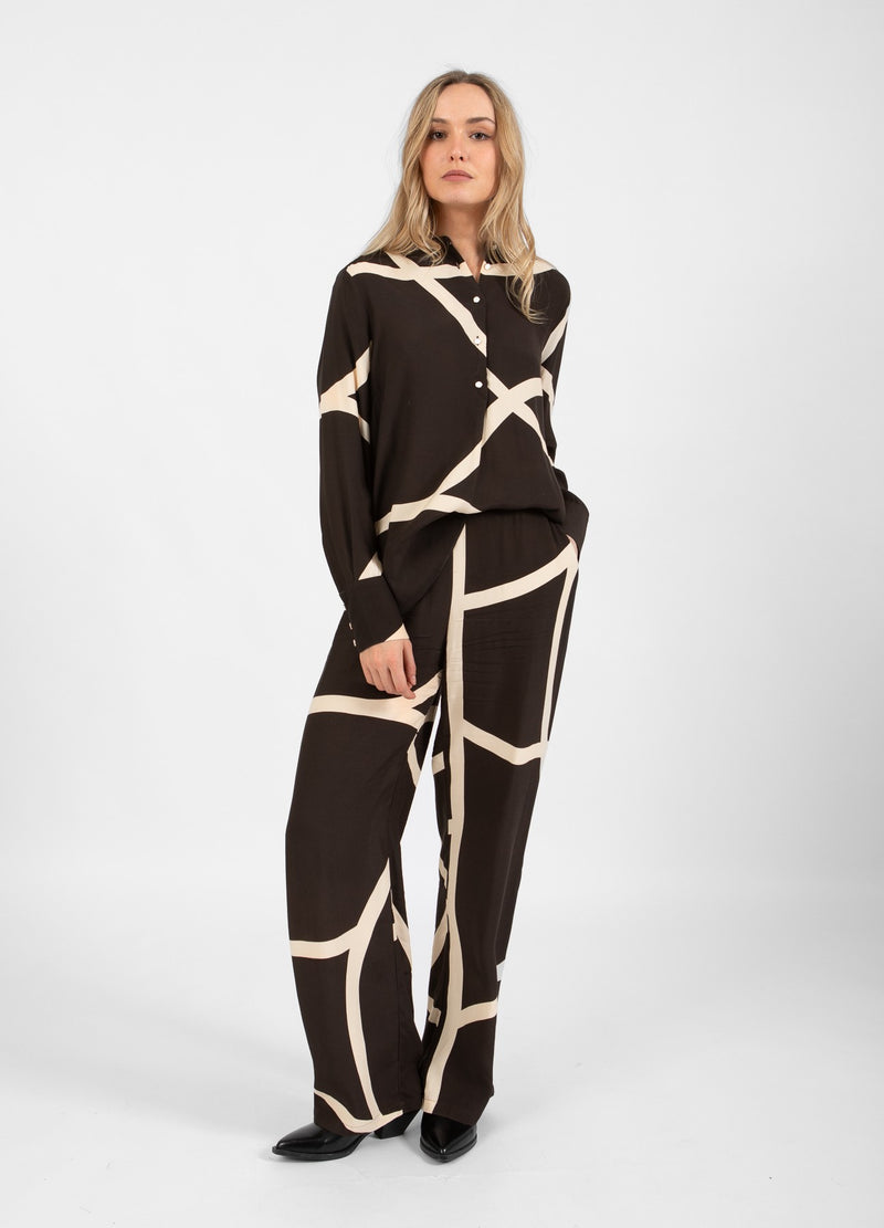 Coster Copenhagen  BUKSER MED FIELS PRINT - SILLE PASFORM Pants Field print - 953