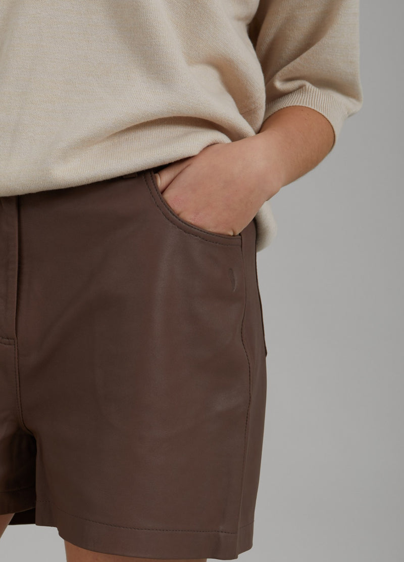 Coster Copenhagen LÆDERSHORTS Pants Spring brown - 387