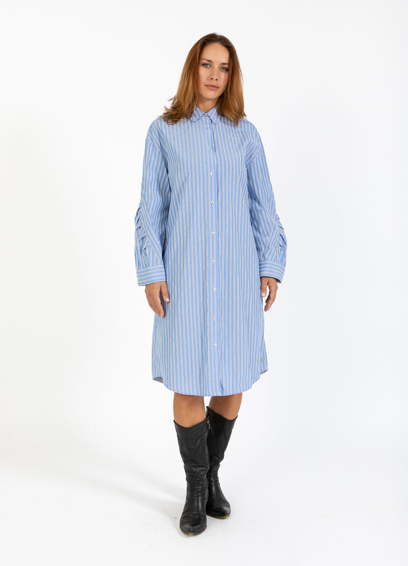 Coster Copenhagen SKJORTEKJOLE MED DEKONSTRUEREDE ÆRMER Kjole Ice blue/white stripe - 589