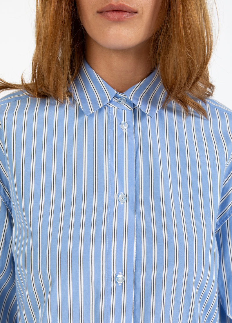 Coster Copenhagen SKJORTEKJOLE MED DEKONSTRUEREDE ÆRMER Kjole Ice blue/white stripe - 589