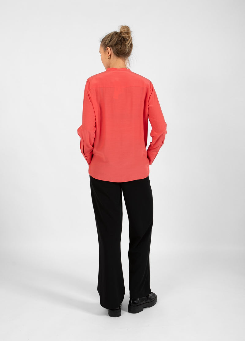 Coster Copenhagen SKJORTE MED FOLDET KNAPPESTOLPE Shirt/Blouse Hot coral - 685