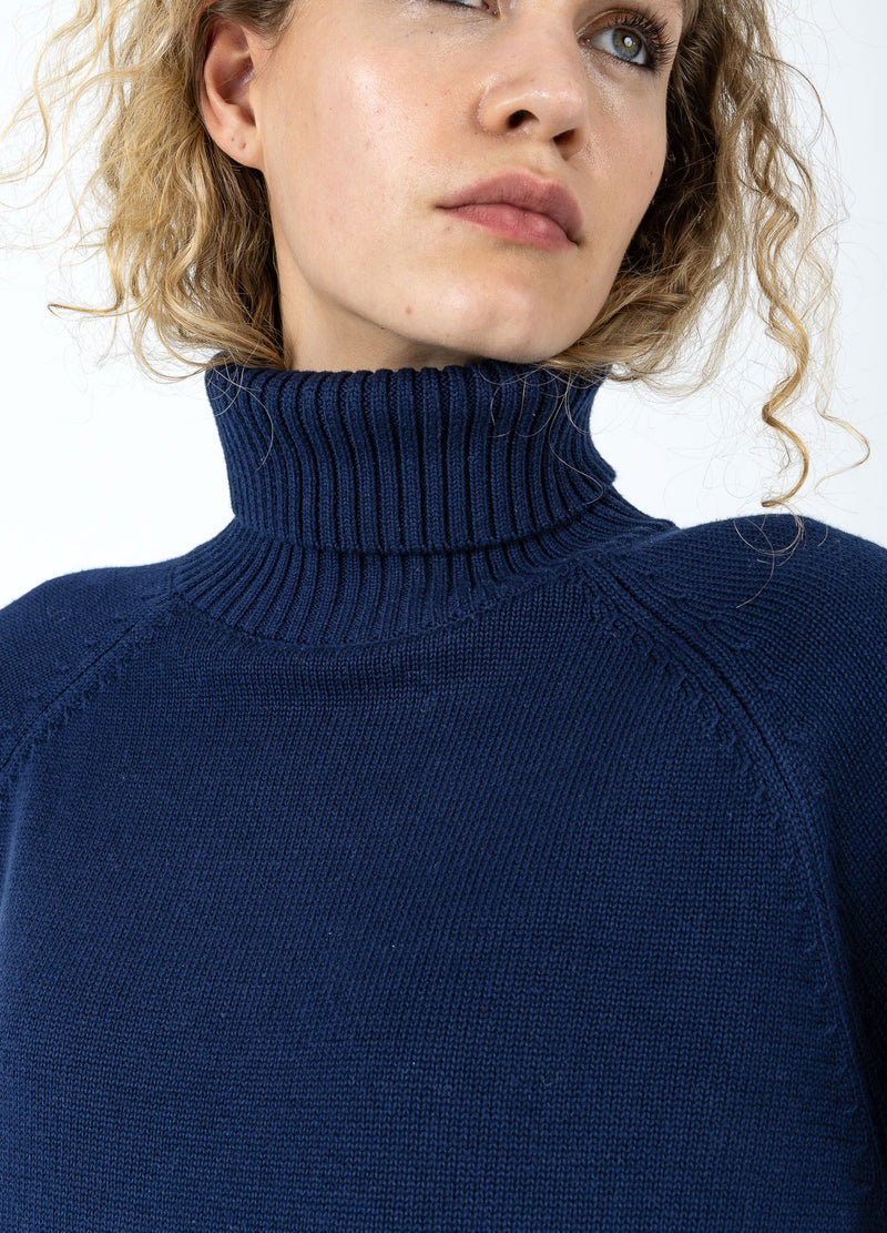 Coster Copenhagen STRIKKET MED HØJ HALS I BOMULD Knitwear Eclipse blue - 555