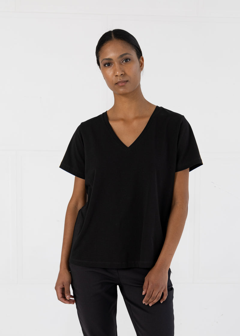 Coster Copenhagen T-SHIRT MED V-UDSKÆRING - MELLEMLANGE ÆRMER T-Shirt Black - 100