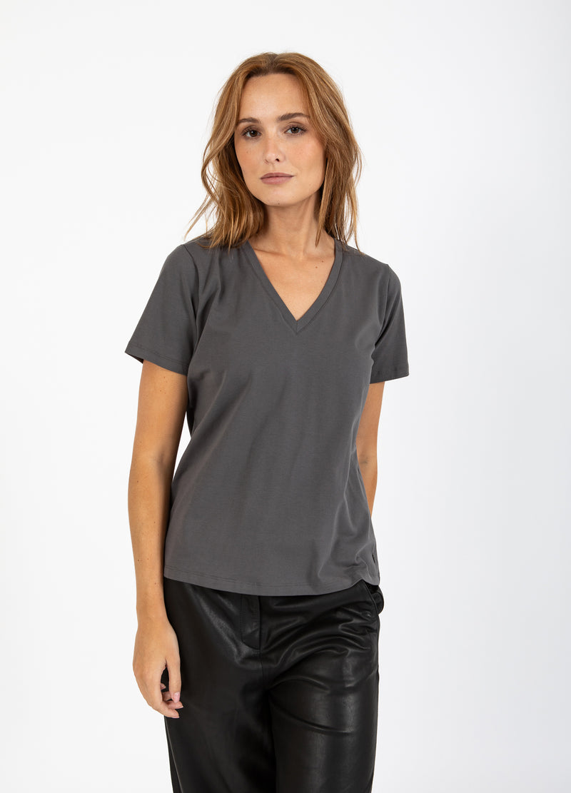 Coster Copenhagen T-SHIRT MED V-UDSKÆRING - MELLEMLANGE ÆRMER T-Shirt Volcanic grey - 188