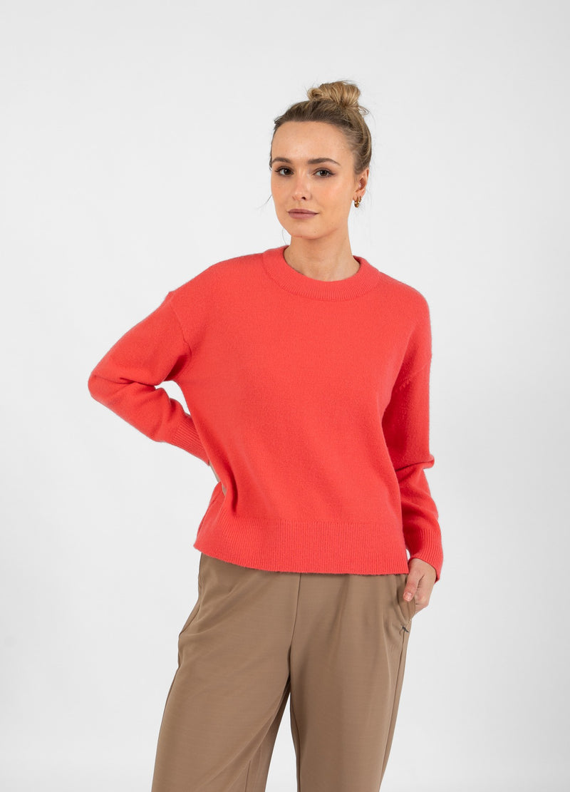 Coster Copenhagen TRØJE MED RUND HALSUDSKÆRING - COMFY KNIT Knitwear Hot coral - 685
