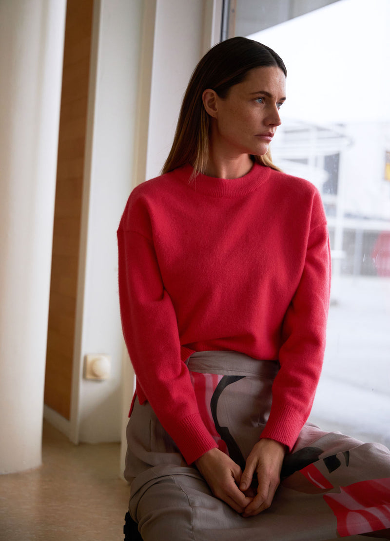 Coster Copenhagen TRØJE MED RUND HALSUDSKÆRING - COMFY KNIT Knitwear Hot coral - 685